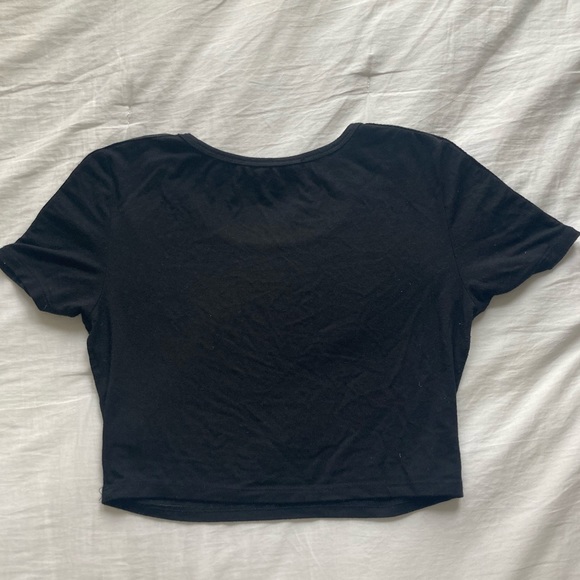 Emma & Sam crop-top with grommet details - Picture 2 of 3